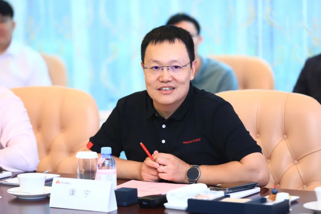 华为签约2.jpg